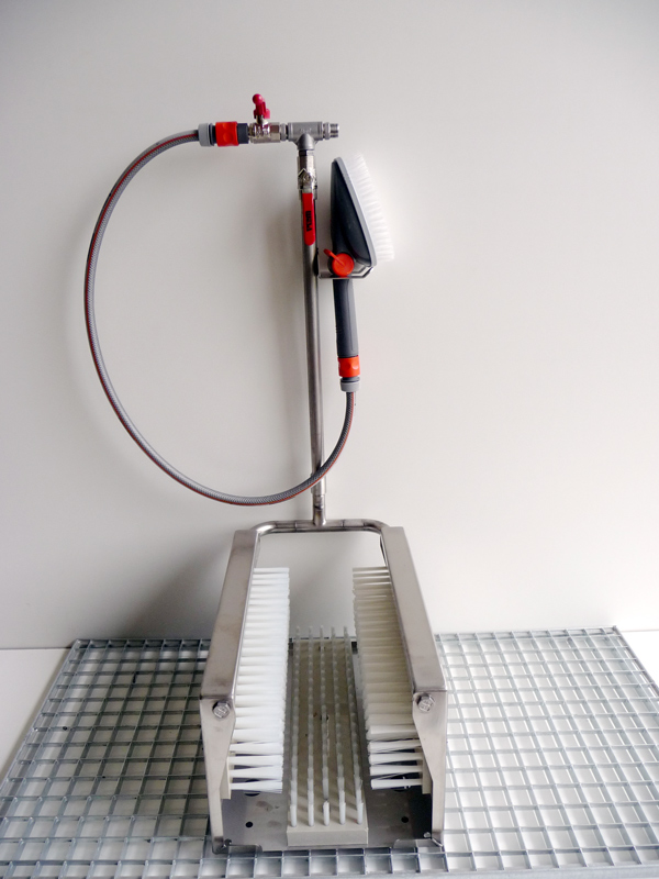 Boot cleaner with Flexible Mounting - Image 3