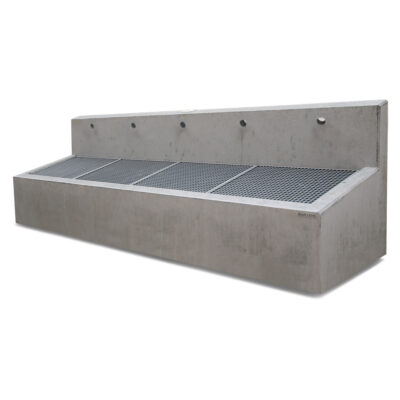 Frost-proof boot cleaner above ground back wall